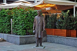 Фото часа – Самый оригинальный памятник в Донецке