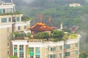 На крыше жилого здания обнаружили необычный храм