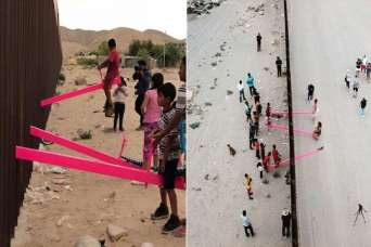 В стену на границе вставили розовые качели