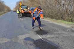На дорозi з Кременчука до столицi лiквiдовують ями