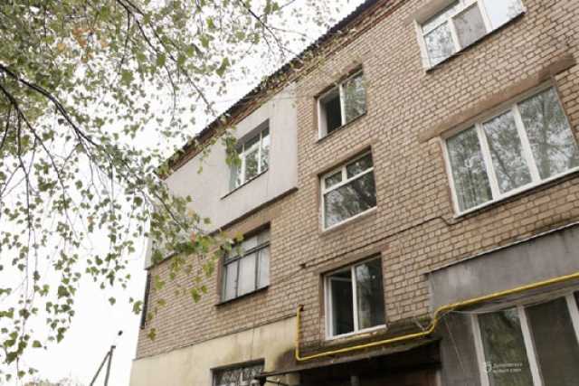 У Днiпрi замiнюють вибитi пiсля ворожих обстрiлiв вiкна у пiд&#039;їздах