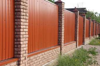 Как заказать правильный забор из профнастила. Видео