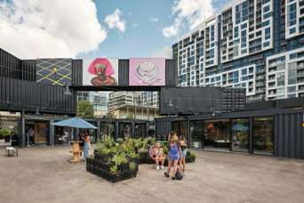 На месте будущего парка из контейнеров построили рынок