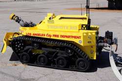 В США официально «принят на вооружение» робот-пожарный. Видео