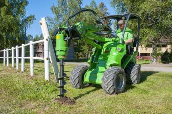 Как работает навесное оборудование для многофункциональных минипогрузчиков AVANT: буровая установка. Видео