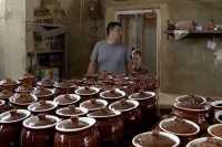 В Славянске гончарный цех продолжает выпуск продукции под обстрелами