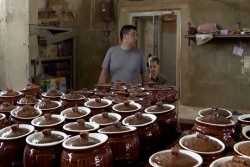 В Славянске гончарный цех продолжает выпуск продукции под обстрелами