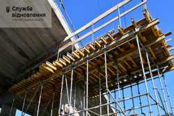 На важливому шляхопроводi через залiзницю у Тернопiльськiй областi проводять аварiйнi роботи