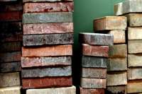 Изобретены «умные кирпичи», которые перерабатывают отходы и производят электричество