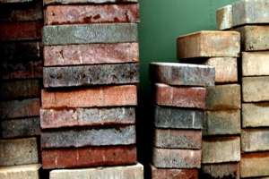 Изобретены «умные кирпичи», которые перерабатывают отходы и производят электричество