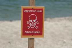 На одесских пляжах люди продолжают купаться, несмотря на предупреждения о минах