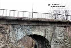 В iвано-франкiвському селi ремонтують вже другий мiст