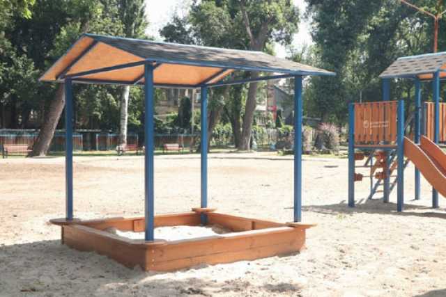 Коштом приватного пiдприємця у Днiпрi замiнили дитмайданчик