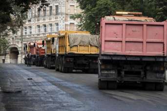 На загруженных центральных улицах наводят порядок