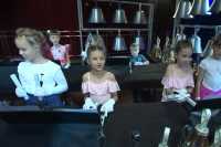 Беженцы исполнили музыкальные произведения на колоколах