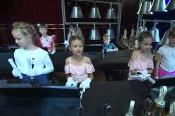 Беженцы исполнили музыкальные произведения на колоколах