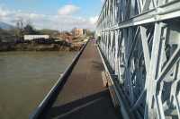 На першому закарпатському модульному мосту встановлюють дорожнє покриття