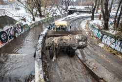 В Києвi розчищують русло рiчки Либiдь