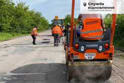 На Житомирщинi лiквiдують аварiйнi вибоїни на регiональних дорогах