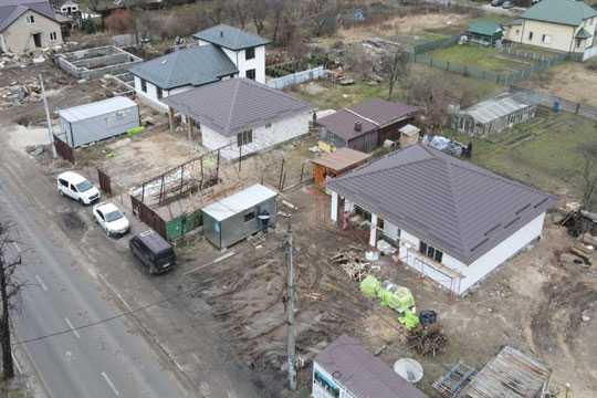 На вулицi Вокзальної у Бучi вiдновлено вже 50 будинкiв