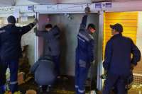 Возле станции метро разобрали незаконные торговые павильоны