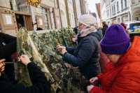 У посольства РФ в Таллинне плели камуфляжные сетки для Украины