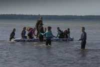 Дети беженцев учат эстонский и приобщаются к местной культуре в лагере серфинга