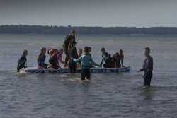 Дети беженцев учат эстонский и приобщаются к местной культуре в лагере серфинга