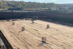 На першiй дiлянцi магiстрального водогону одночасно будують двi насоснi станцiї