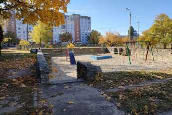 На Оболони множество аварийных детских площадок