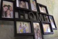 Потерявшему маму и усыновившему 4 братьев и сестер парню предлагают помощь сотни незнакомцев