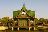 Построен настоящий храм из пивных бутылок