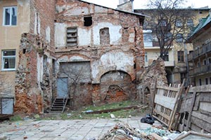 Три львовских двора приведут в нормальное состояние