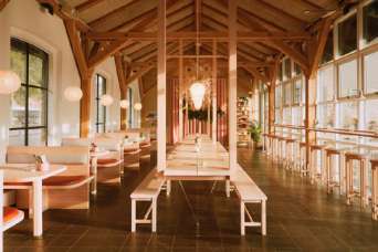 На отделку ресторана ушло целое дерево