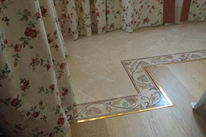 Как оформить шов между кафелем и ламинатом на полу