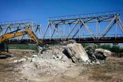 На реконструкцiї закарпатського мосту почалися пiдготовчi роботи з перенаправлення русла рiчки