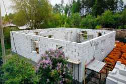 У Ягiдному будують два приватних будинка