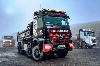 На дороги Англии вышел эксклюзивный черный самосвал Mercedes Arocs