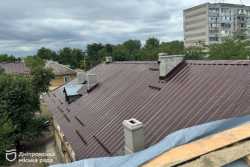 Днiпро одночасно оновлює 10 покрiвель у будинках комунальної власностi