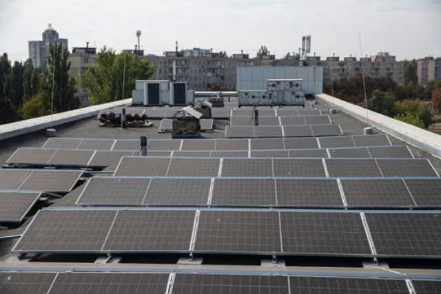 У Києвi на пологовому будинку встановили сонячну електростанцiю