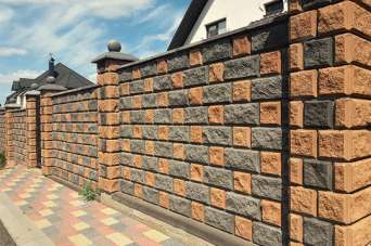 Преимущества и недостатки заборов из блоков. Видео