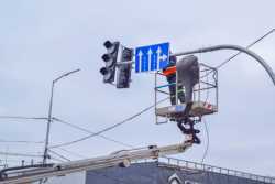 У Києвi вiдновлять свiтлофорний об'єкт, зруйнований пiд час ракетного обстрiлу