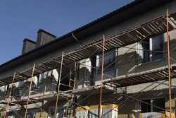 У Бородянцi вiдновлюють житловий будинок