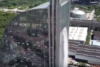 На фасаде небоскреба поместили самый большой городской водопад