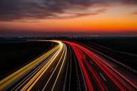 В США разработали дорогу из магнитного цемента, который заряжает электромобили