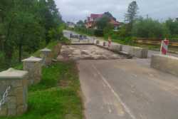 У Iвано-Франкiвськiй областi ремонтують одразу три мости на однiй дорозi