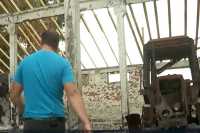 Фермер восстанавливает хозяйство под Киевом, где во время оккупации были российские военные