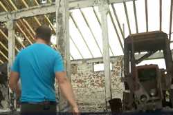 Фермер восстанавливает хозяйство под Киевом, где во время оккупации были российские военные