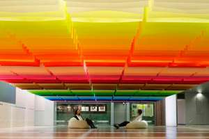 В Японии создана дизайнерская инсталляция из 100 разных оттенков