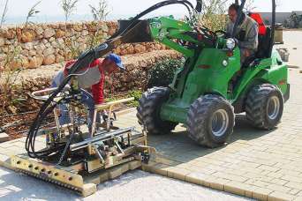 Как работает укладчик дорожной плитки. Фото и видео